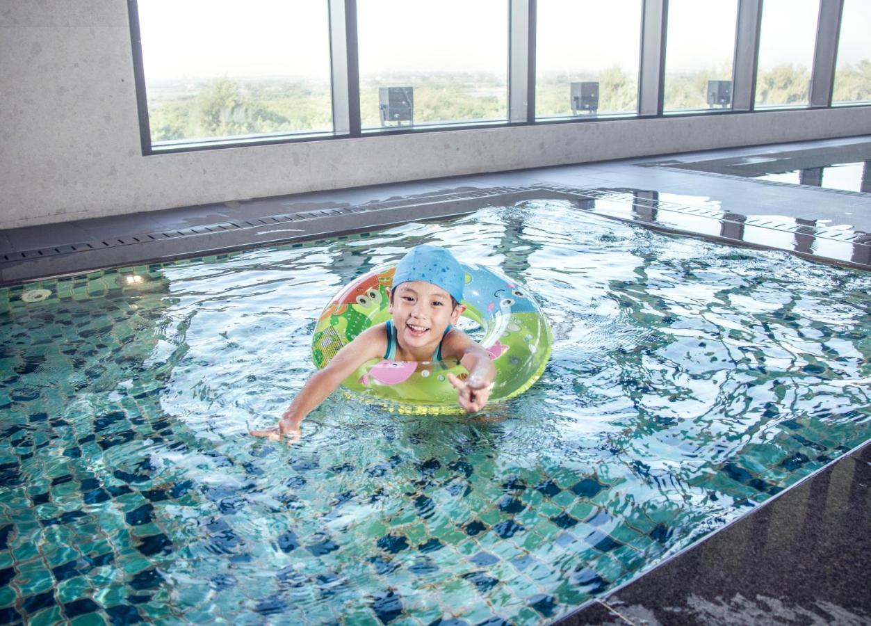 Crowne Plaza Tainan By Ihg Hotel Ngoại thất bức ảnh A child swimming with a float