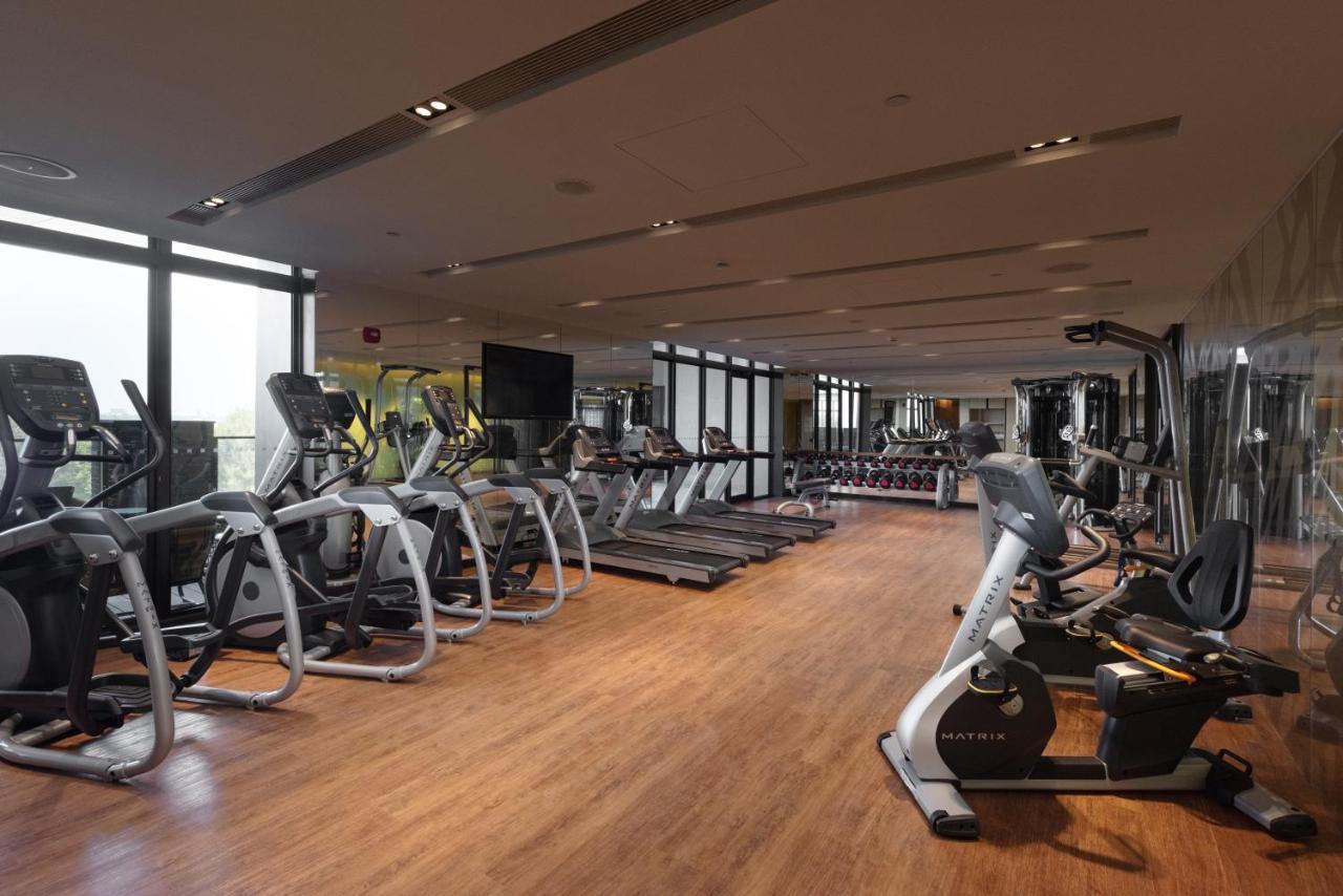 Crowne Plaza Tainan By Ihg Hotel Ngoại thất bức ảnh The gym at the hotel