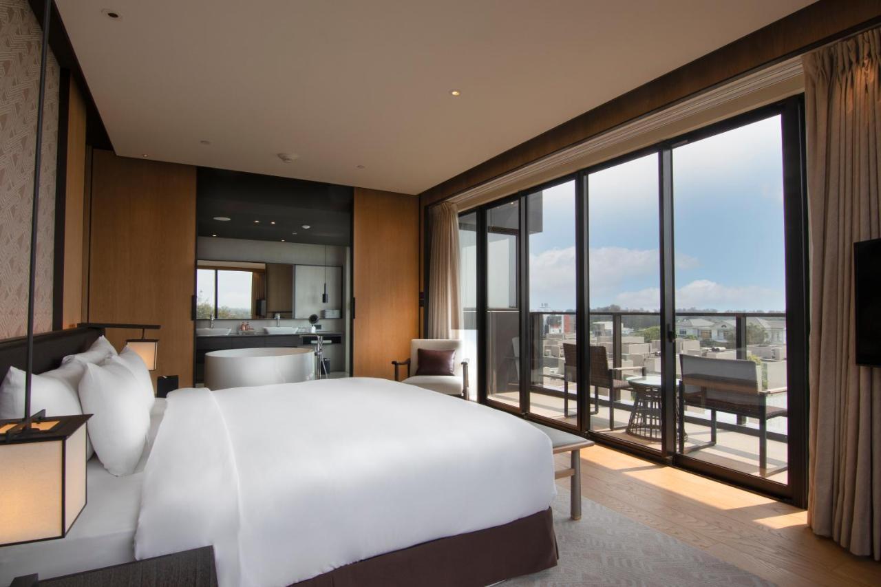 Crowne Plaza Tainan By Ihg Hotel Ngoại thất bức ảnh A bedroom at the hotel