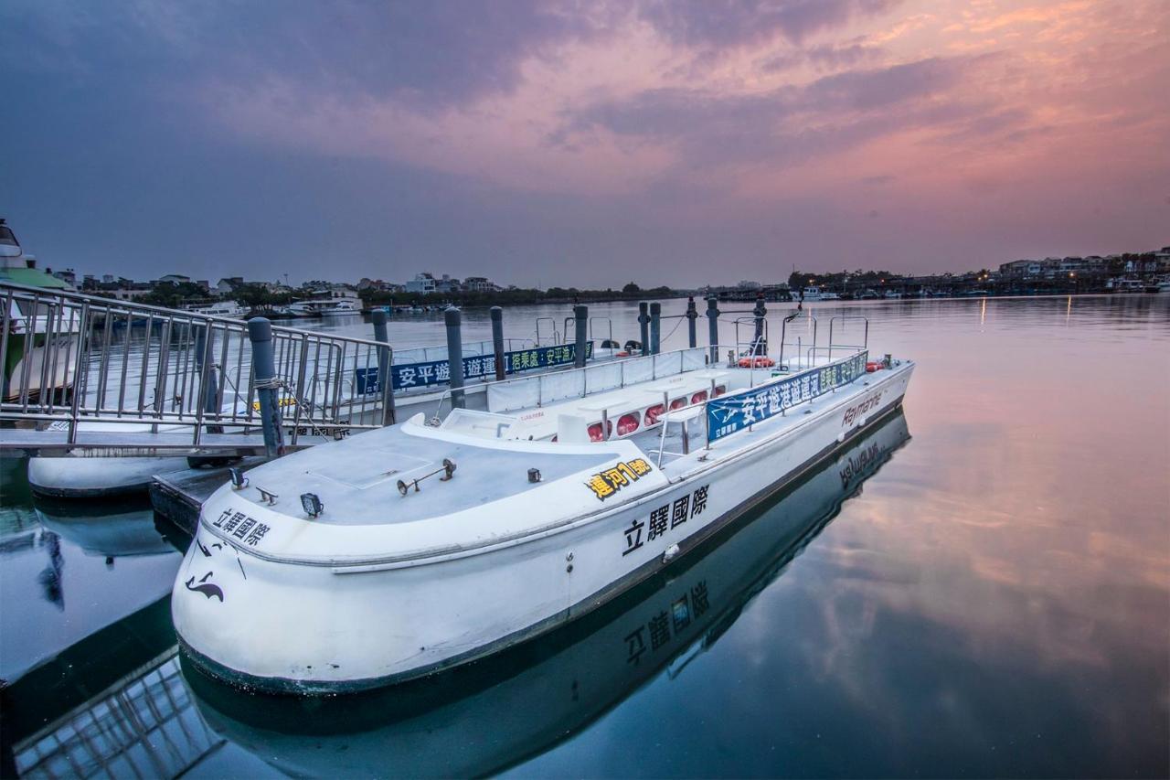 Crowne Plaza Tainan By Ihg Hotel Ngoại thất bức ảnh The ferry at the dock