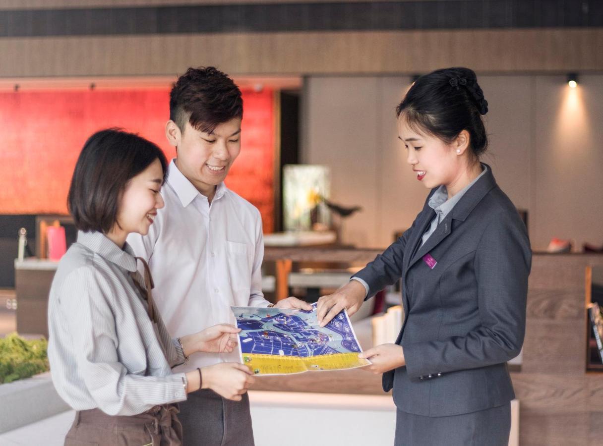 Crowne Plaza Tainan By Ihg Hotel Ngoại thất bức ảnh Thai Airways' ground staff at Suvarnabhumi Airport