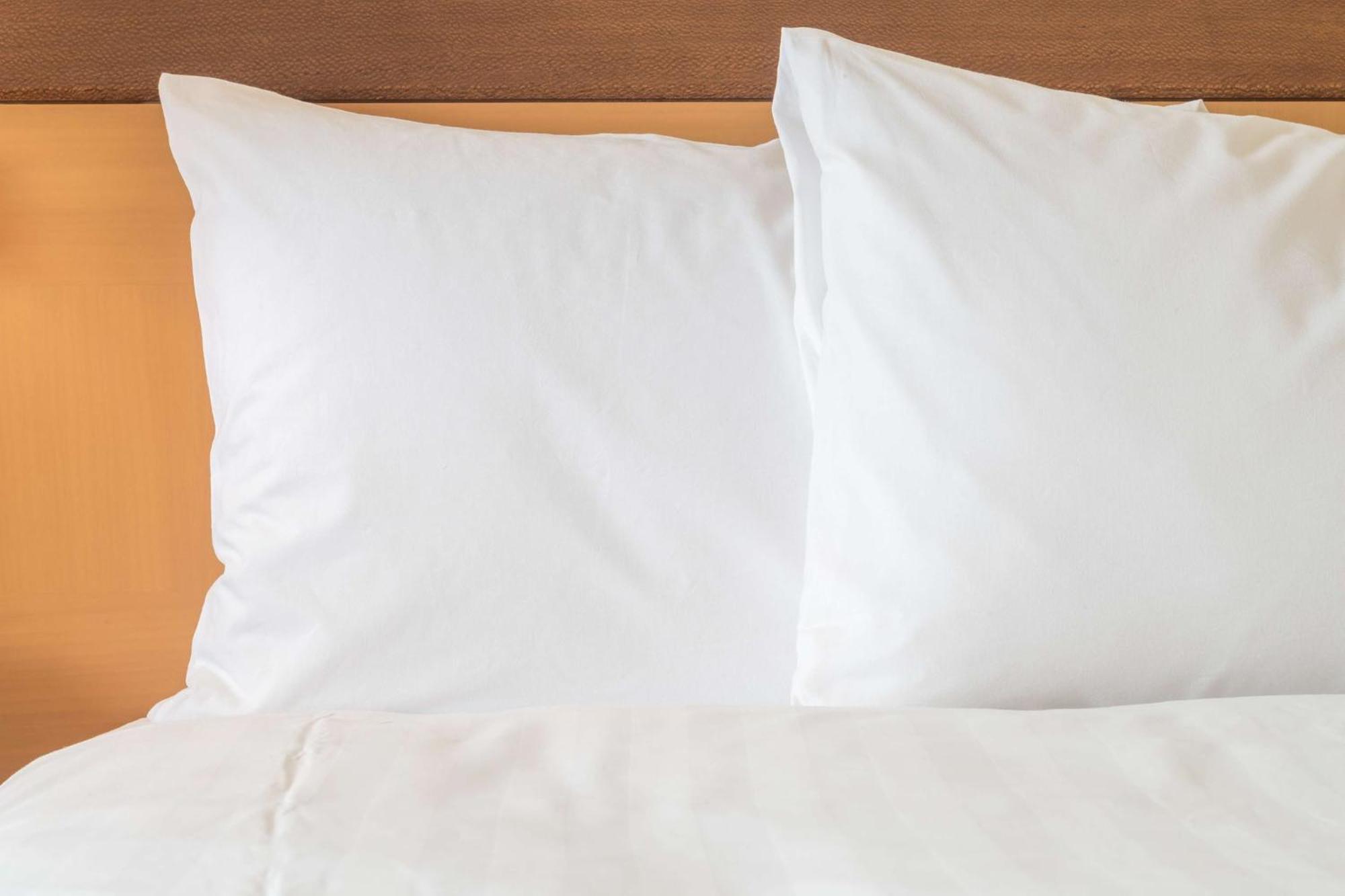 Crowne Plaza Tainan By Ihg Hotel Ngoại thất bức ảnh Two pillows on a bed