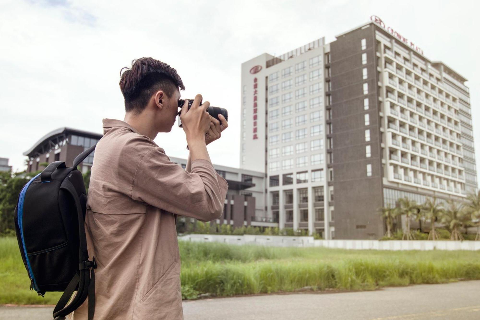 Crowne Plaza Tainan By Ihg Hotel Ngoại thất bức ảnh A tourist taking a photo of the hotel