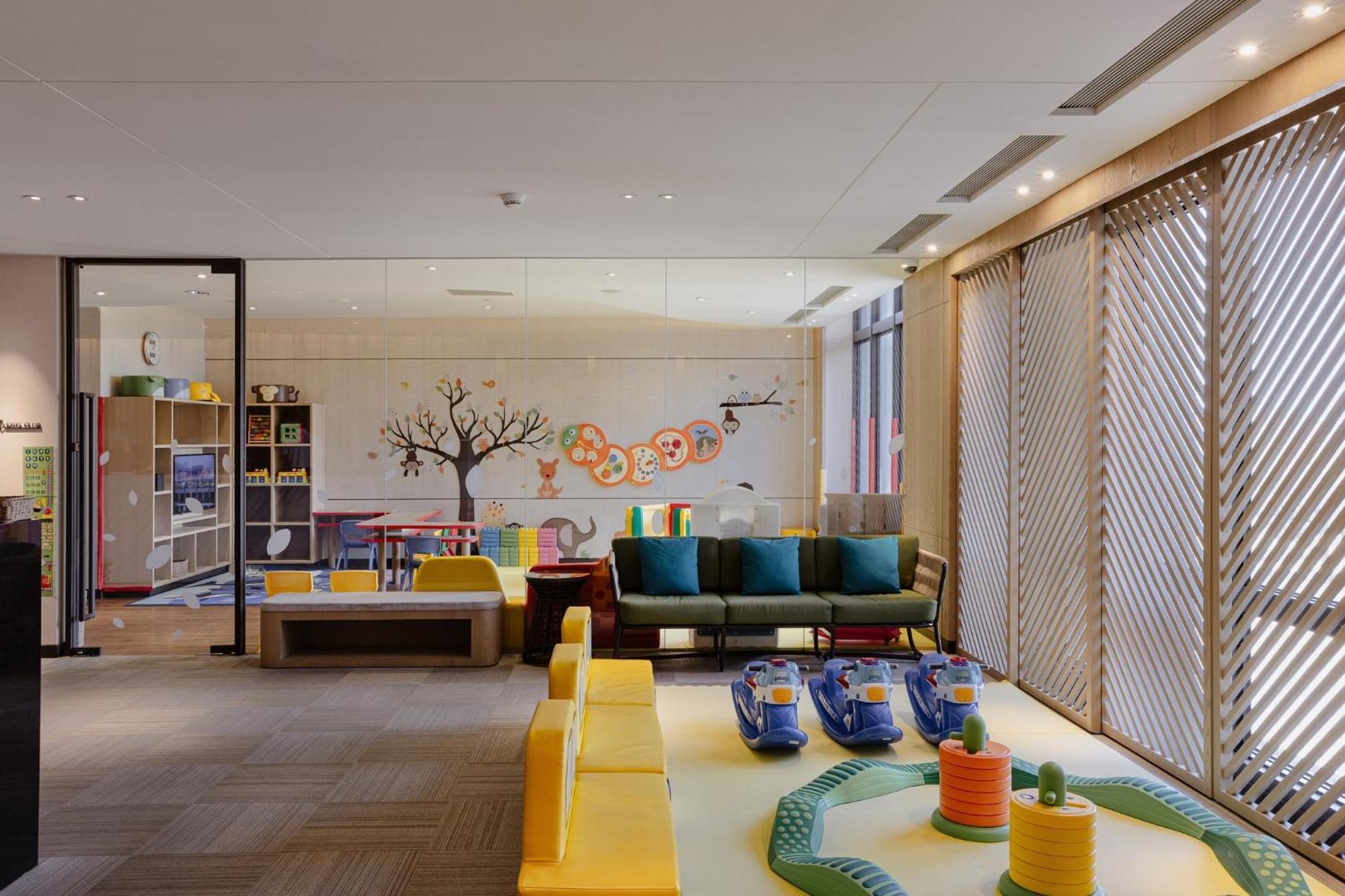 Crowne Plaza Tainan By Ihg Hotel Ngoại thất bức ảnh The Children's Club at the Renaissance Hotel, Shanghai