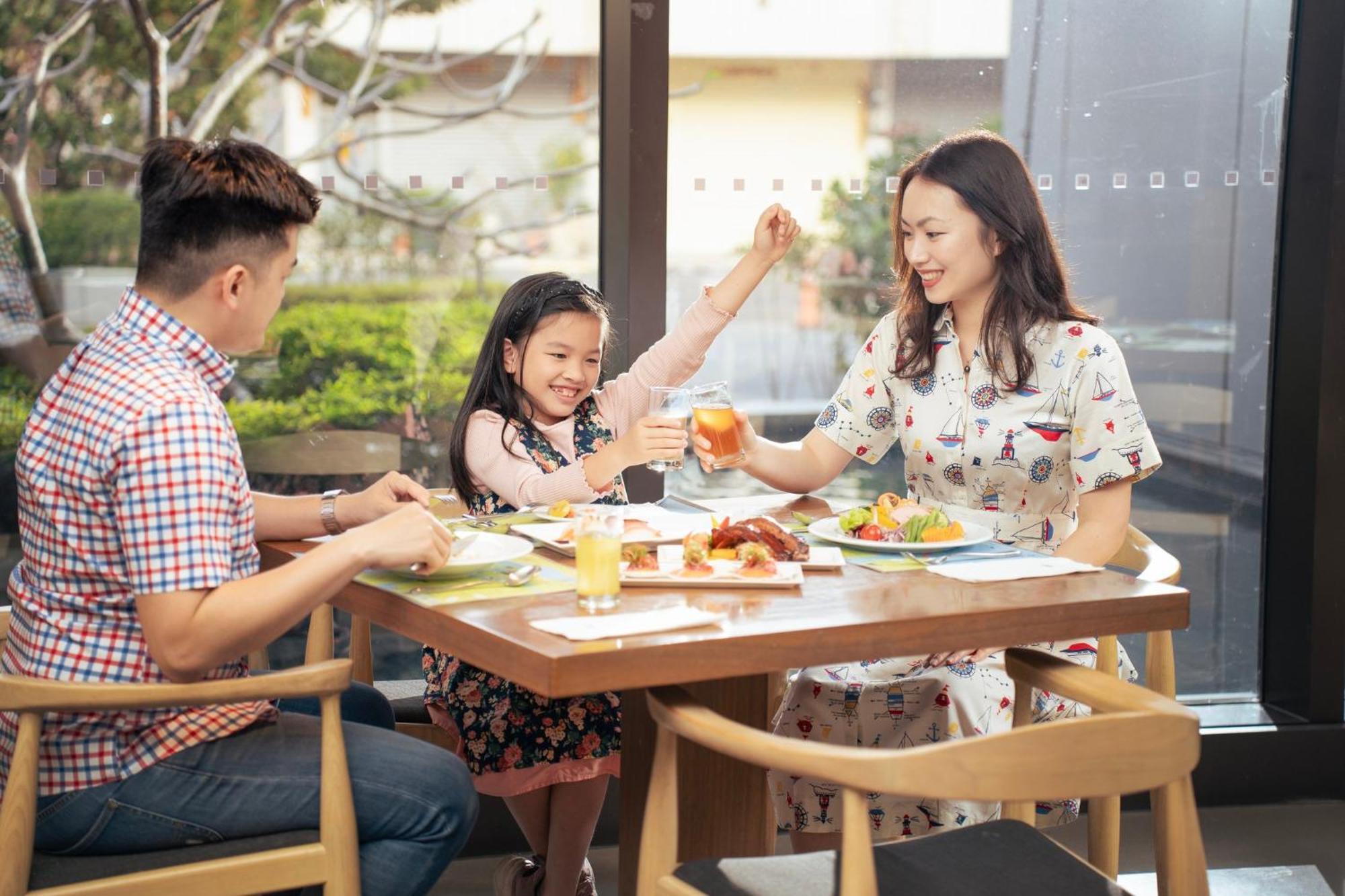 Crowne Plaza Tainan By Ihg Hotel Ngoại thất bức ảnh A family in Vietnam