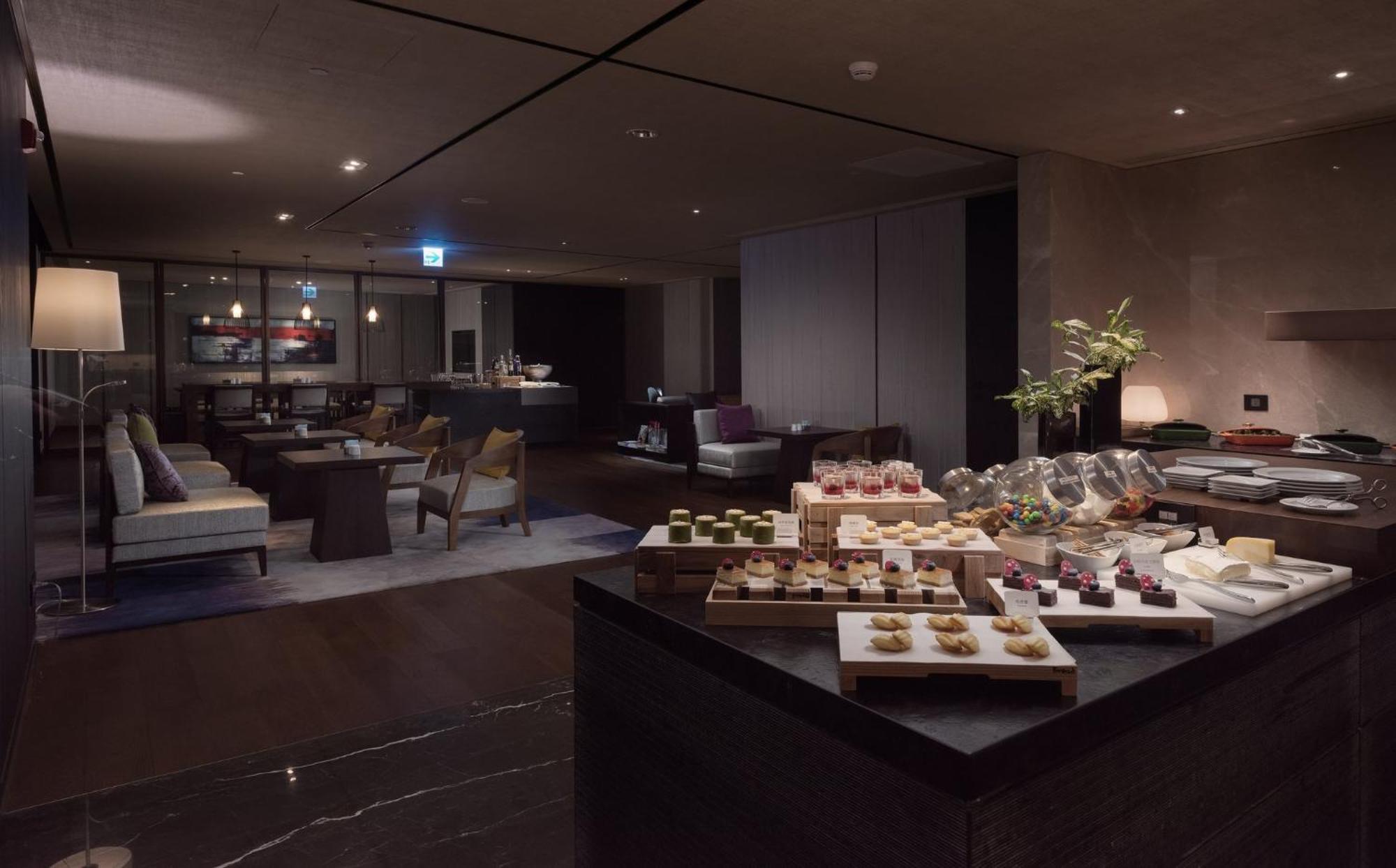 Crowne Plaza Tainan By Ihg Hotel Ngoại thất bức ảnh The lounge at the airport