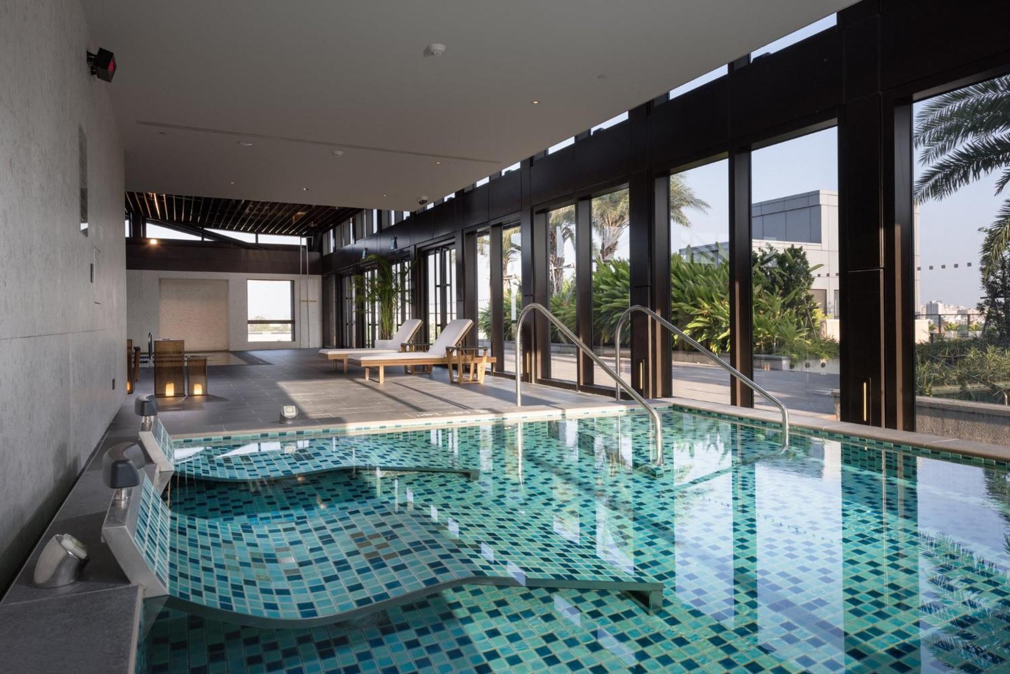Crowne Plaza Tainan By Ihg Hotel Ngoại thất bức ảnh The swimming pool at the spa