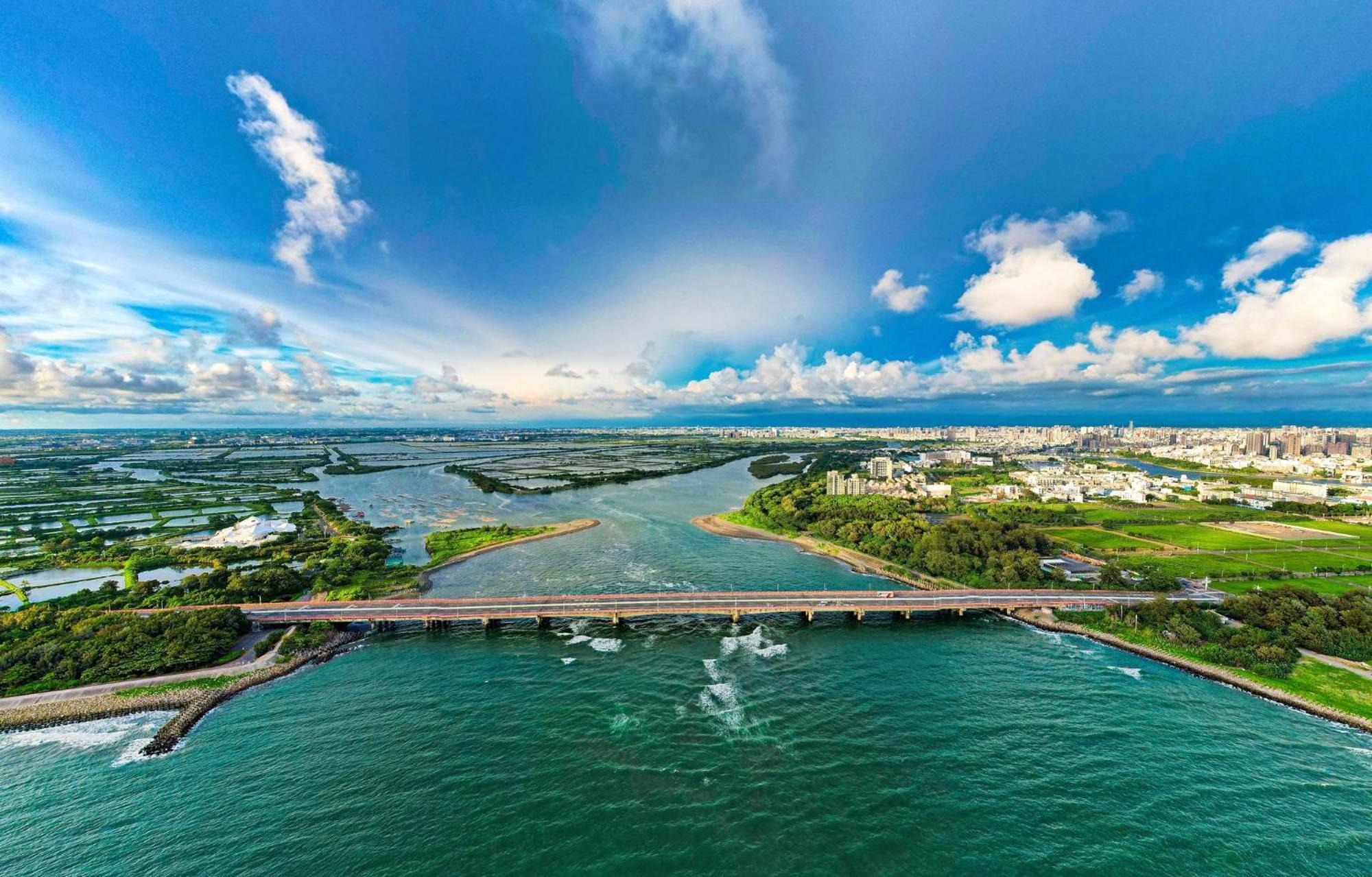 Crowne Plaza Tainan By Ihg Hotel Ngoại thất bức ảnh Aerial view of the river