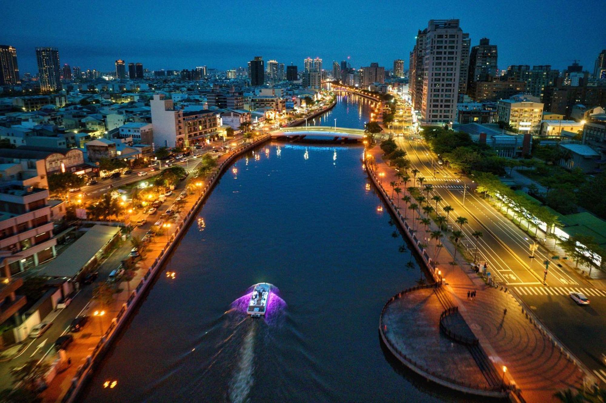 Crowne Plaza Tainan By Ihg Hotel Ngoại thất bức ảnh View of the river at night